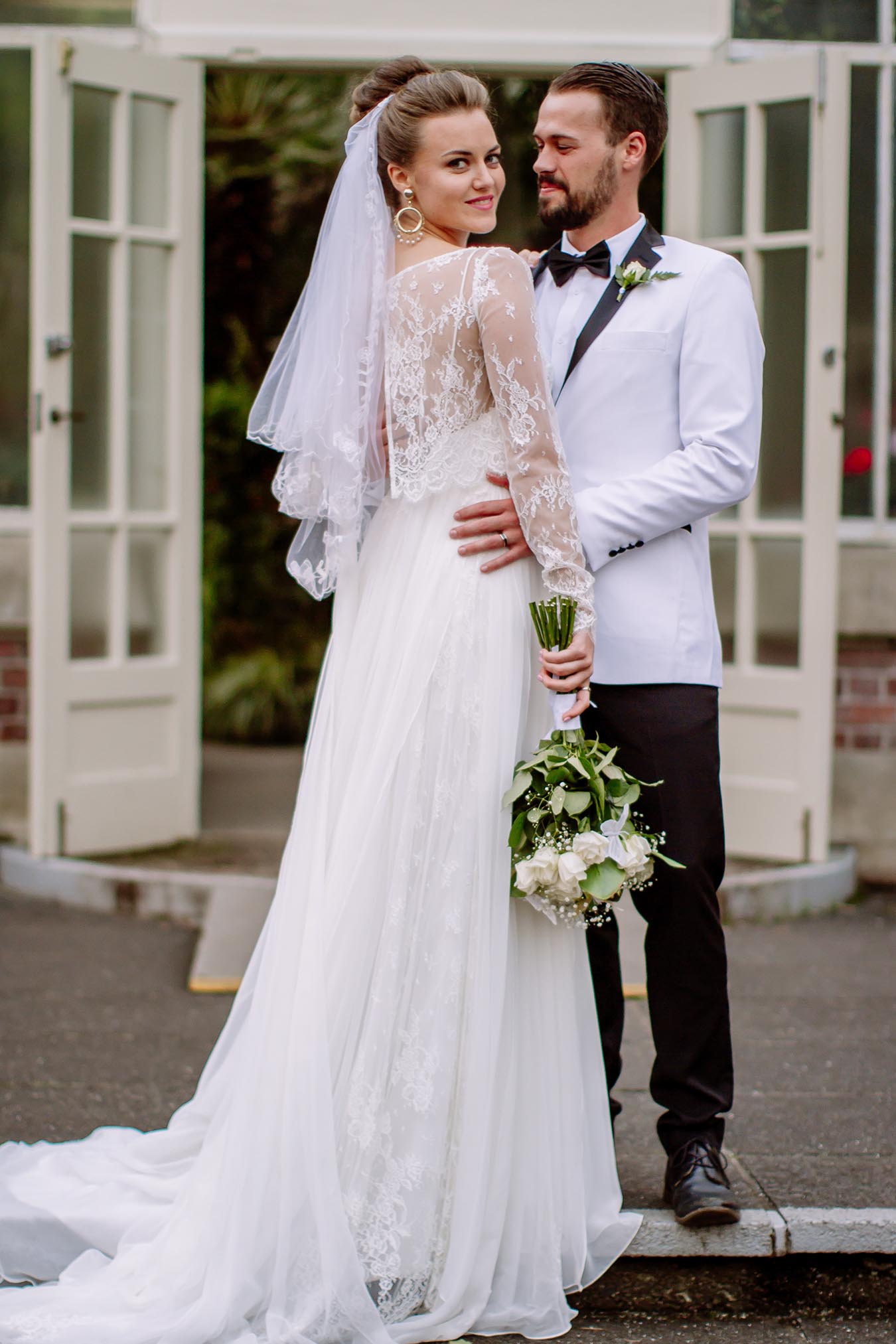 Auckland Wedding Photographer.bride and groom outside Auckland Wintergardens