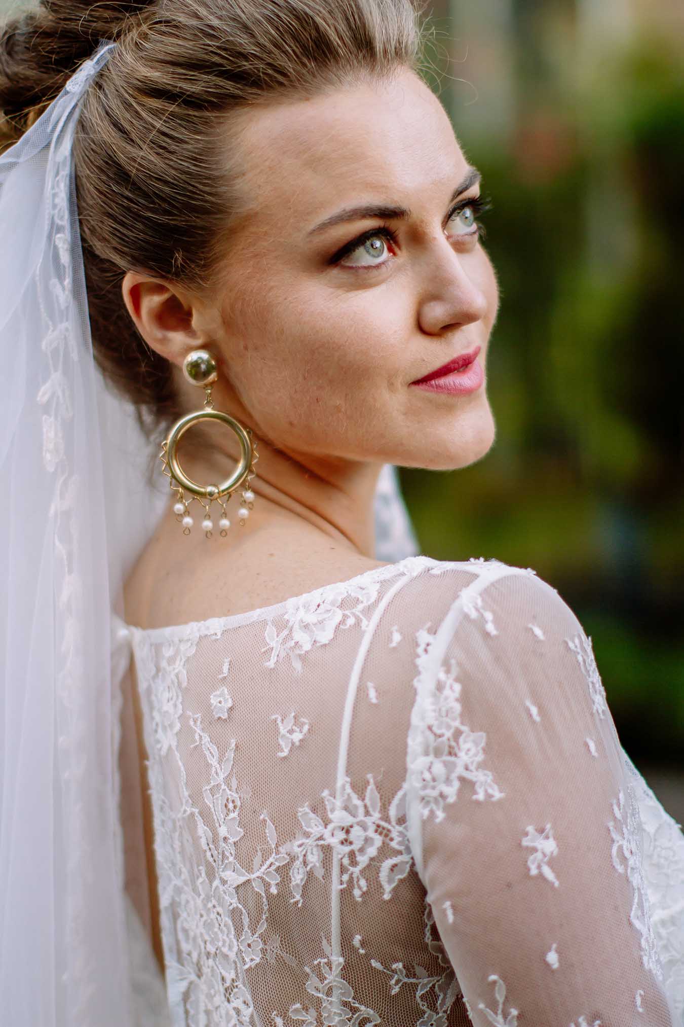 Auckland Wedding Photographer.Bride and bridesmaids at the bridal party outside Auckland Wintergardens