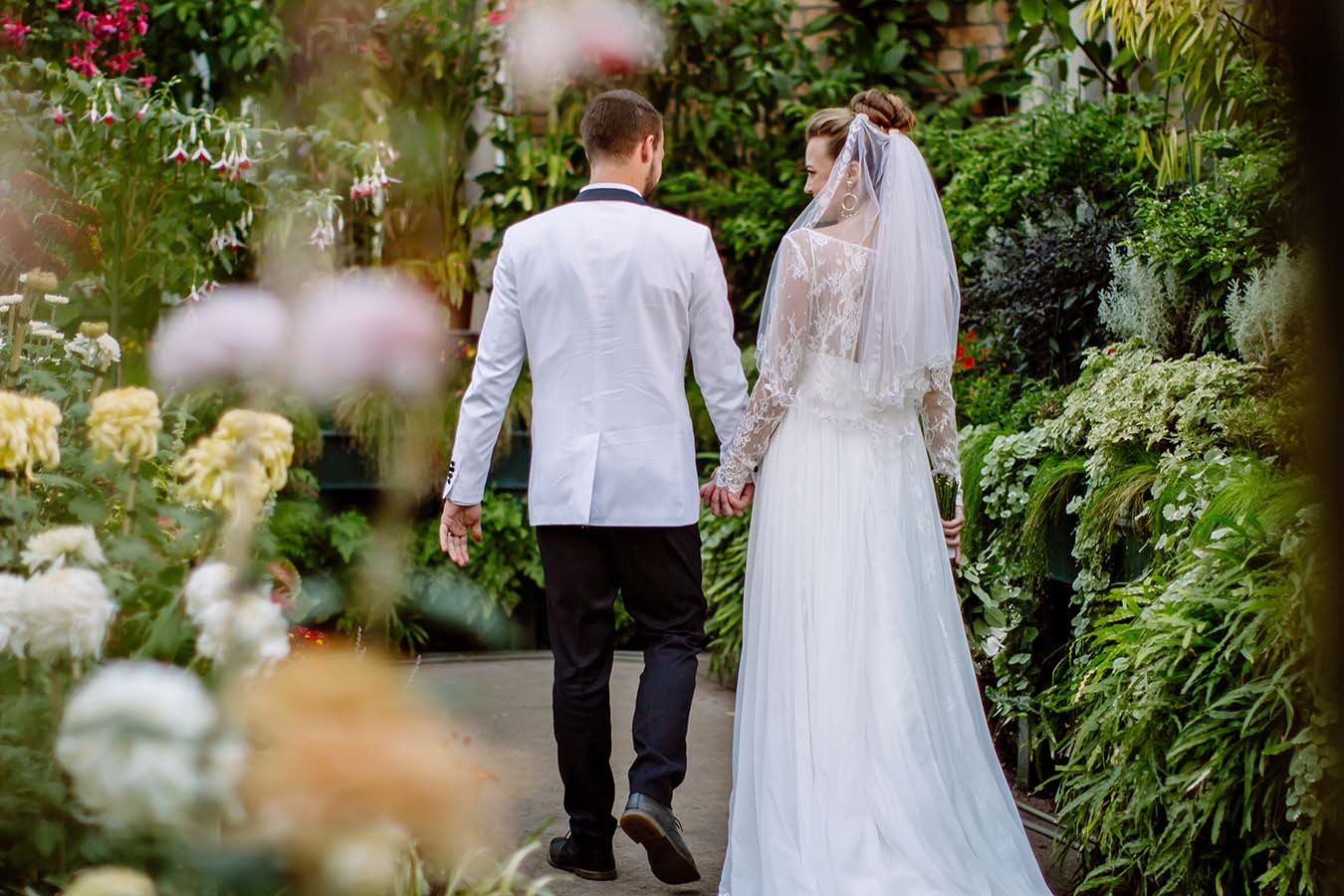 Auckland Wedding Photographer.Bride and grrom at the Bride and bridesmaids at the bridal party outside Auckland Wintergardens