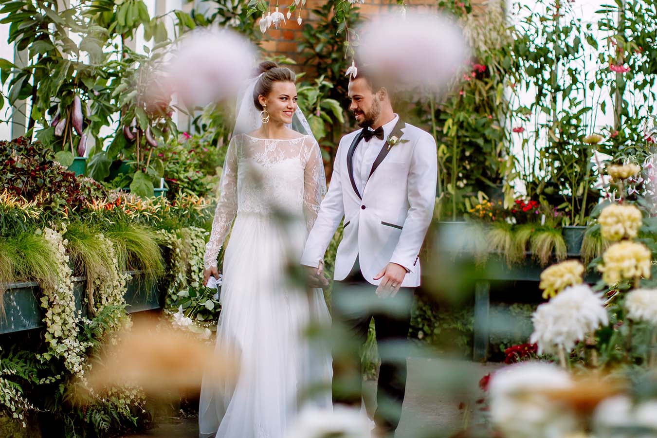 Auckland Wedding Photographer.Auckland Wintergardens Bride and Groom