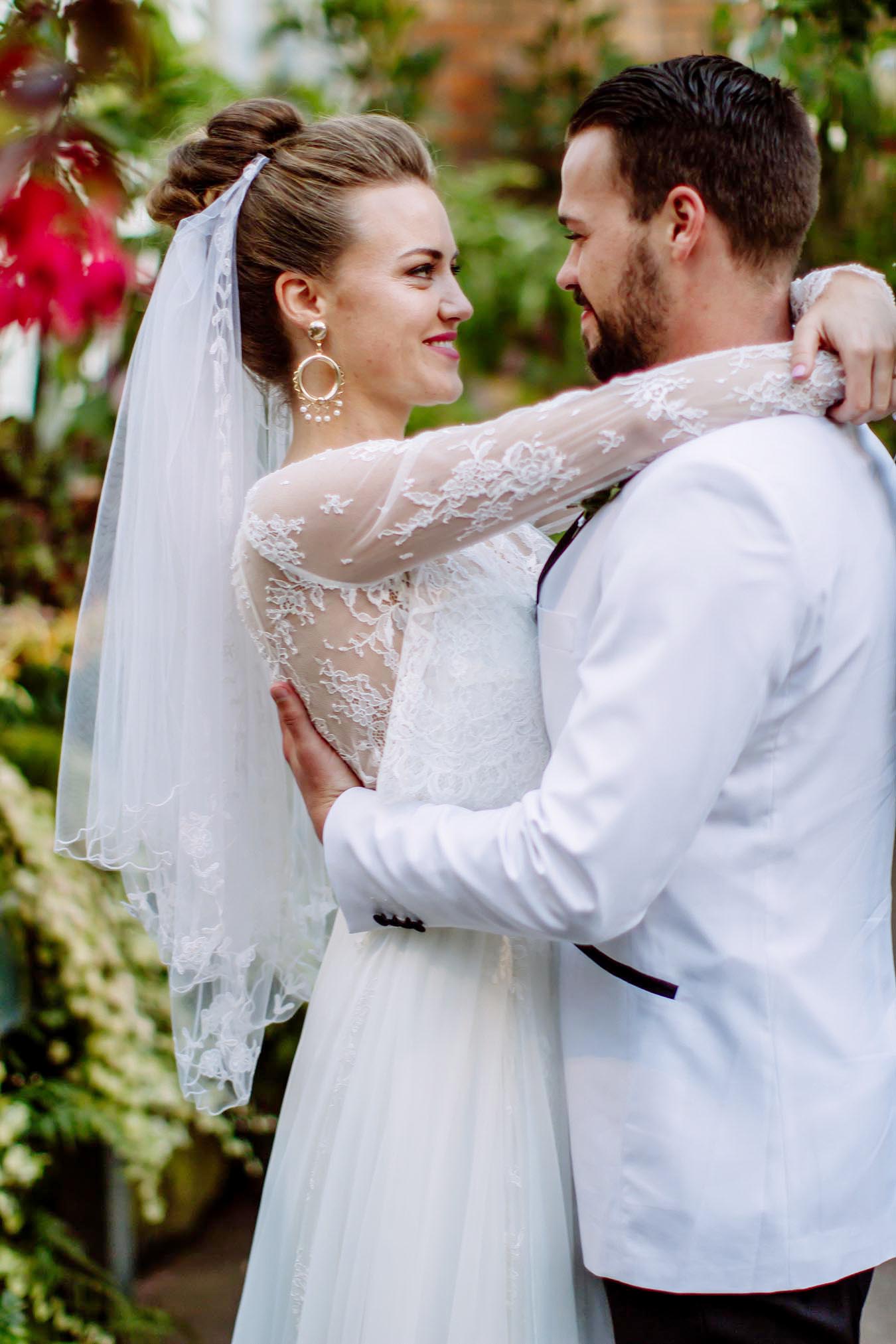 Auckland Wedding Photographer.Auckland Wintergardens Bride and Groom
