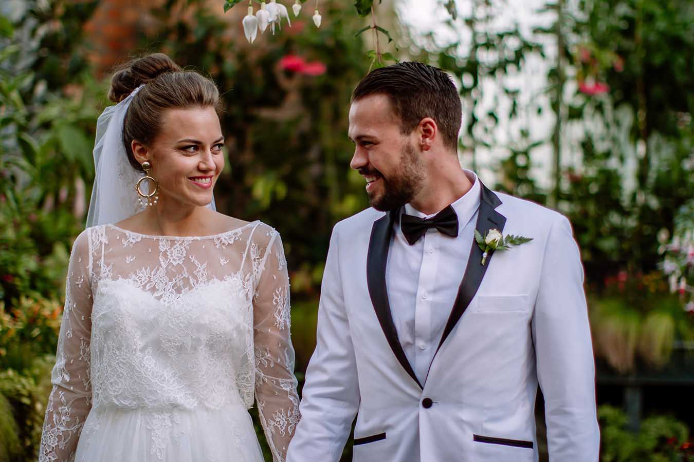 Auckland Wedding Photographer.Auckland Wintergardens Bride and Groom