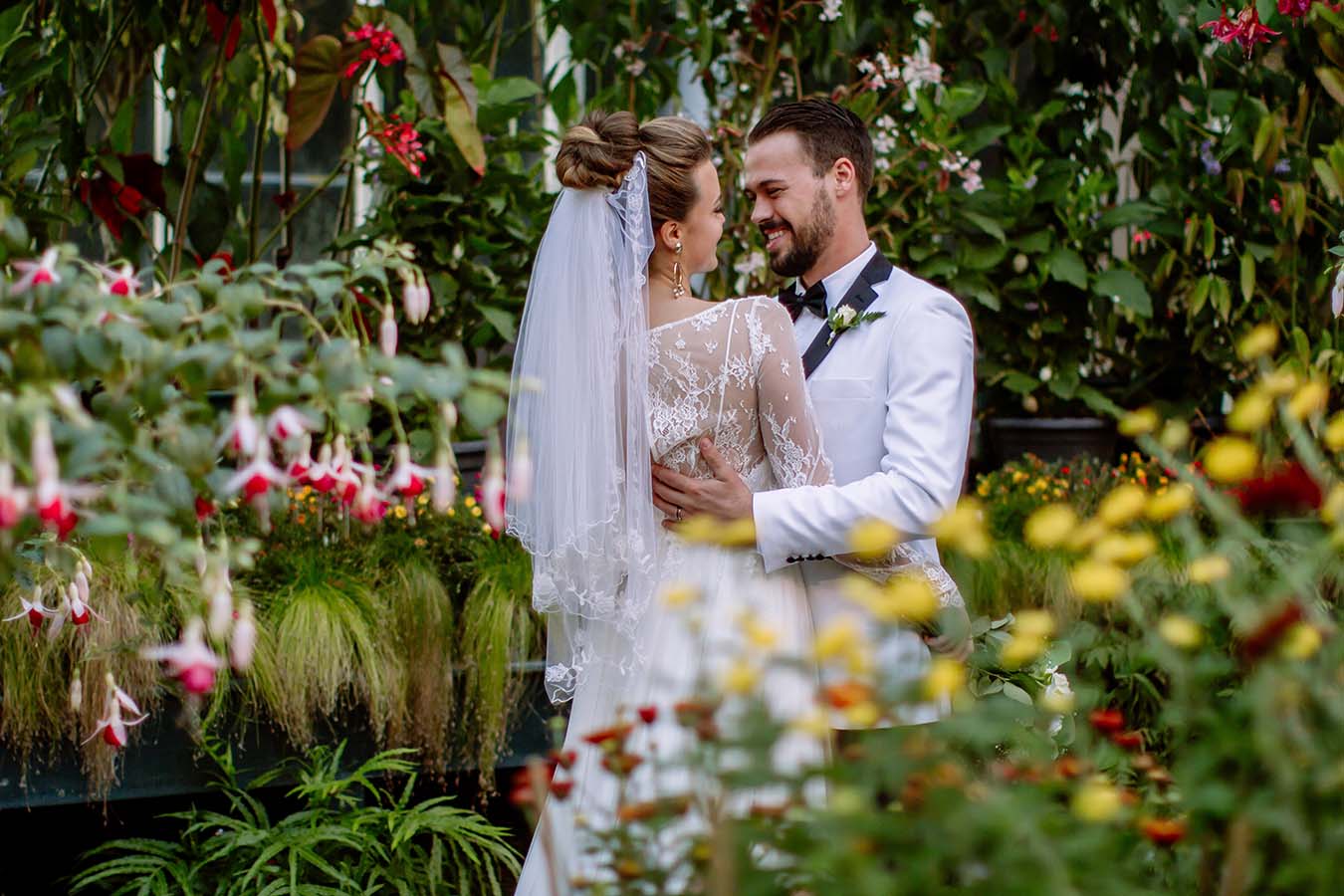 Auckland Wedding Photographer.Auckland Wintergardens Bride and Groom