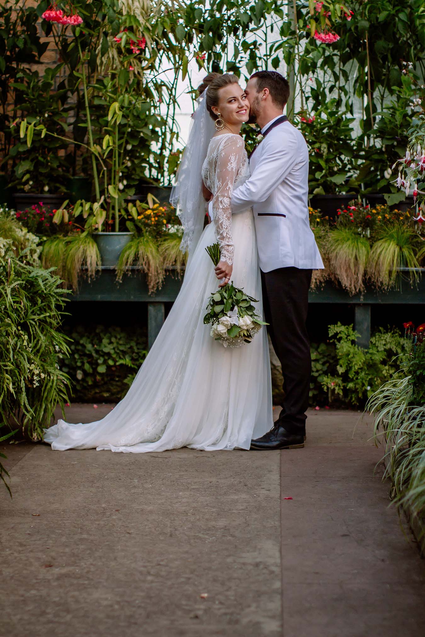 Auckland Wedding Photographer.Auckland Wintergardens Bride and Groom