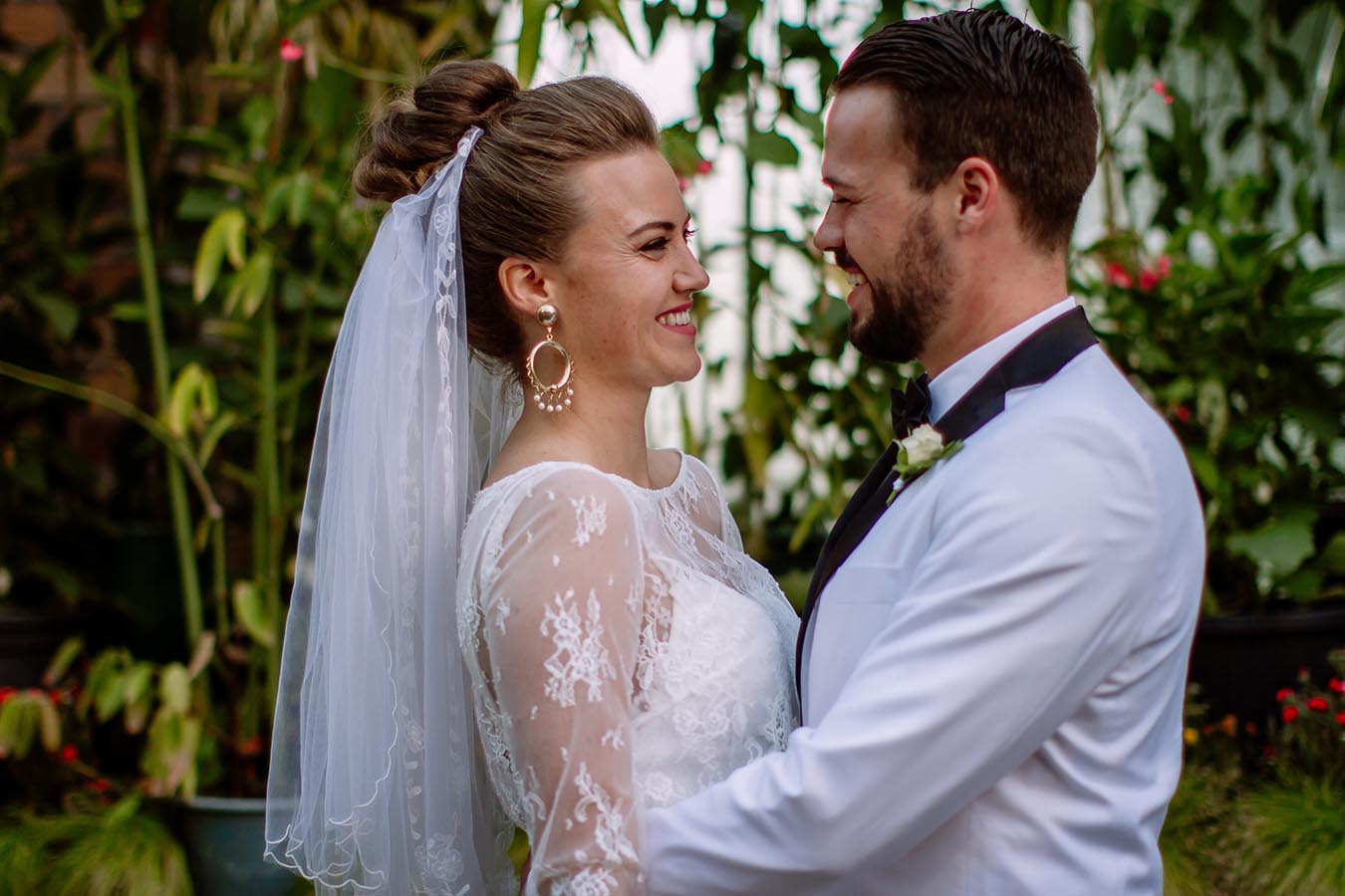 Auckland Wedding Photographer.Auckland Wintergardens Bride and Groom