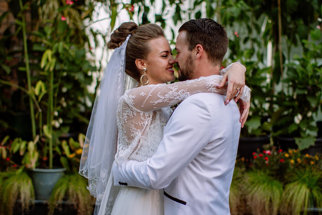 Auckland Wedding Photographer.Auckland Wintergardens Bride and Groom