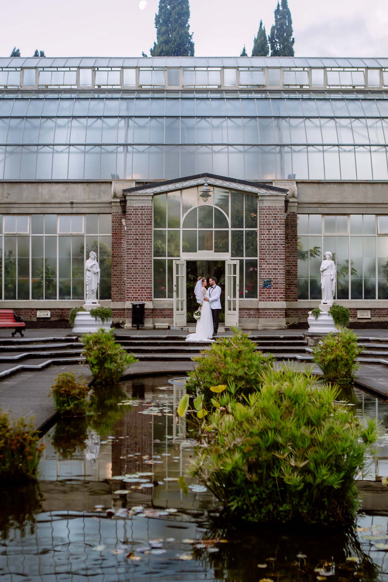 Auckland Wedding Photographer.bridal party outside Auckland Wintergardens